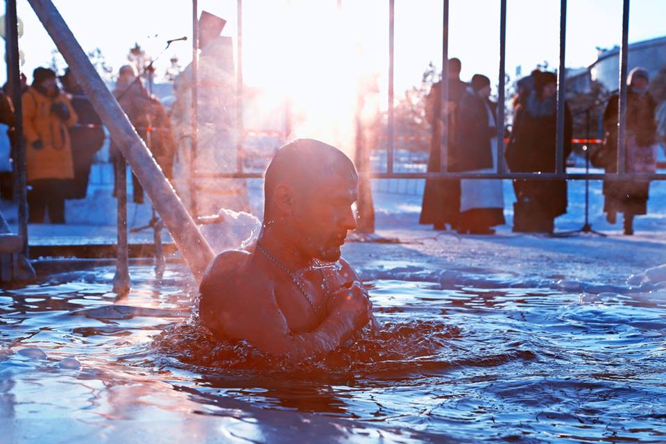 Ледяная йога и лохматая прорубь: публикуем яркие кадры крещенских купаний со всей страны