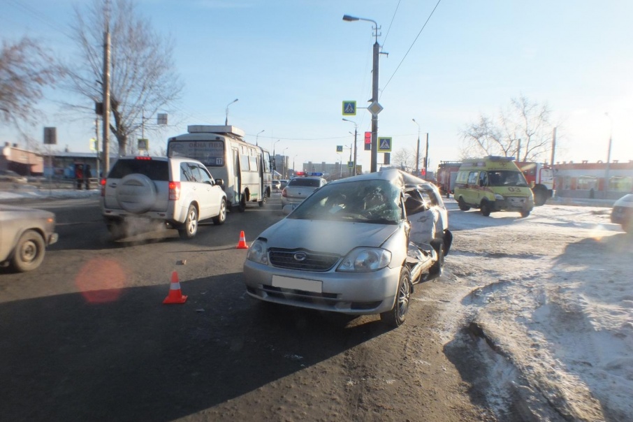 В Кургане в аварии с автобусом пострадали три пассажира и водитель иномарки