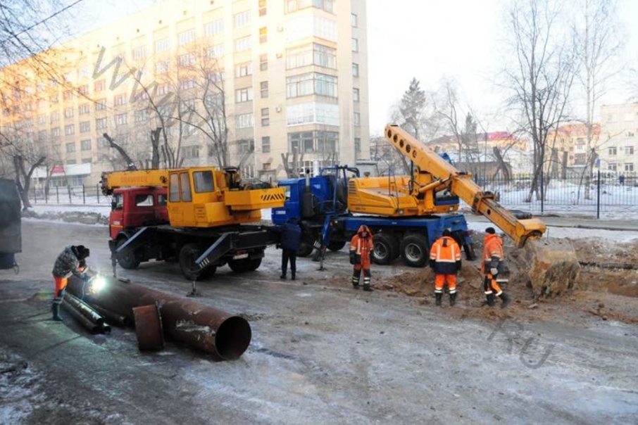Как только трубу на улице Кирова в Кургане отремонтировали, там случилась новая авария