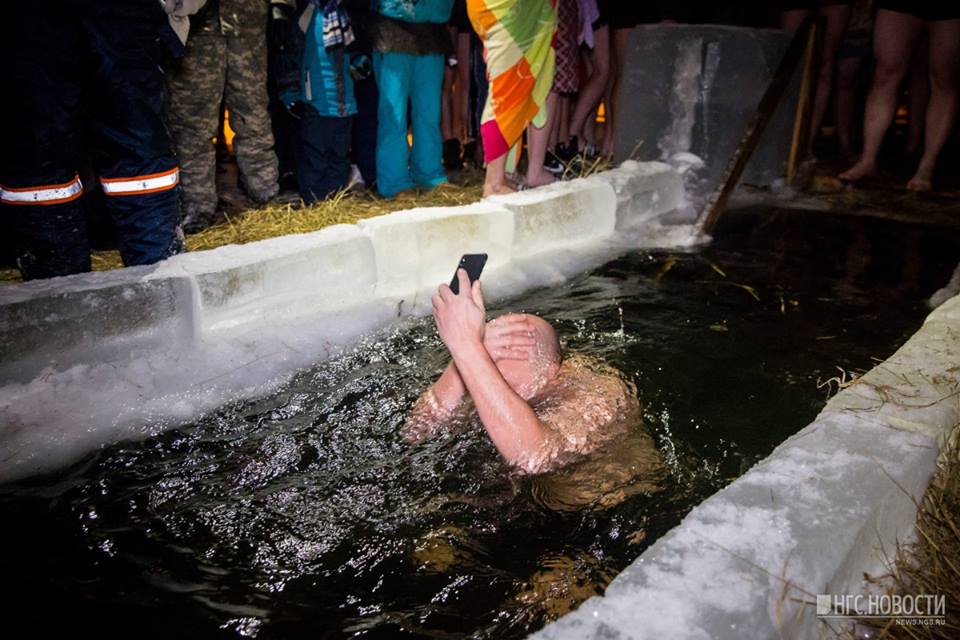 Ледяная йога и лохматая прорубь: публикуем яркие кадры крещенских купаний со всей страны
