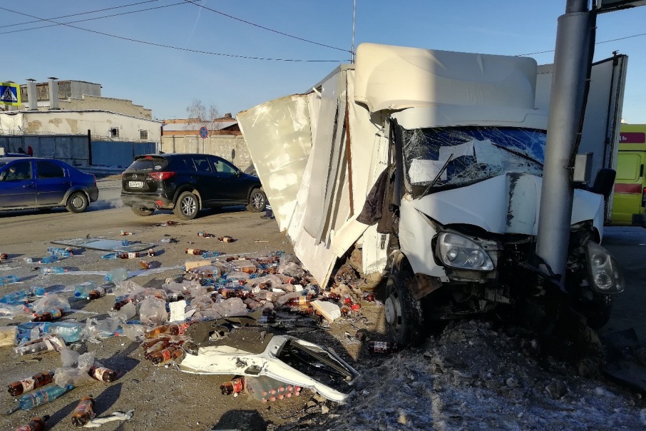 На перекрестке в центре Кургана столкнулись два грузовика