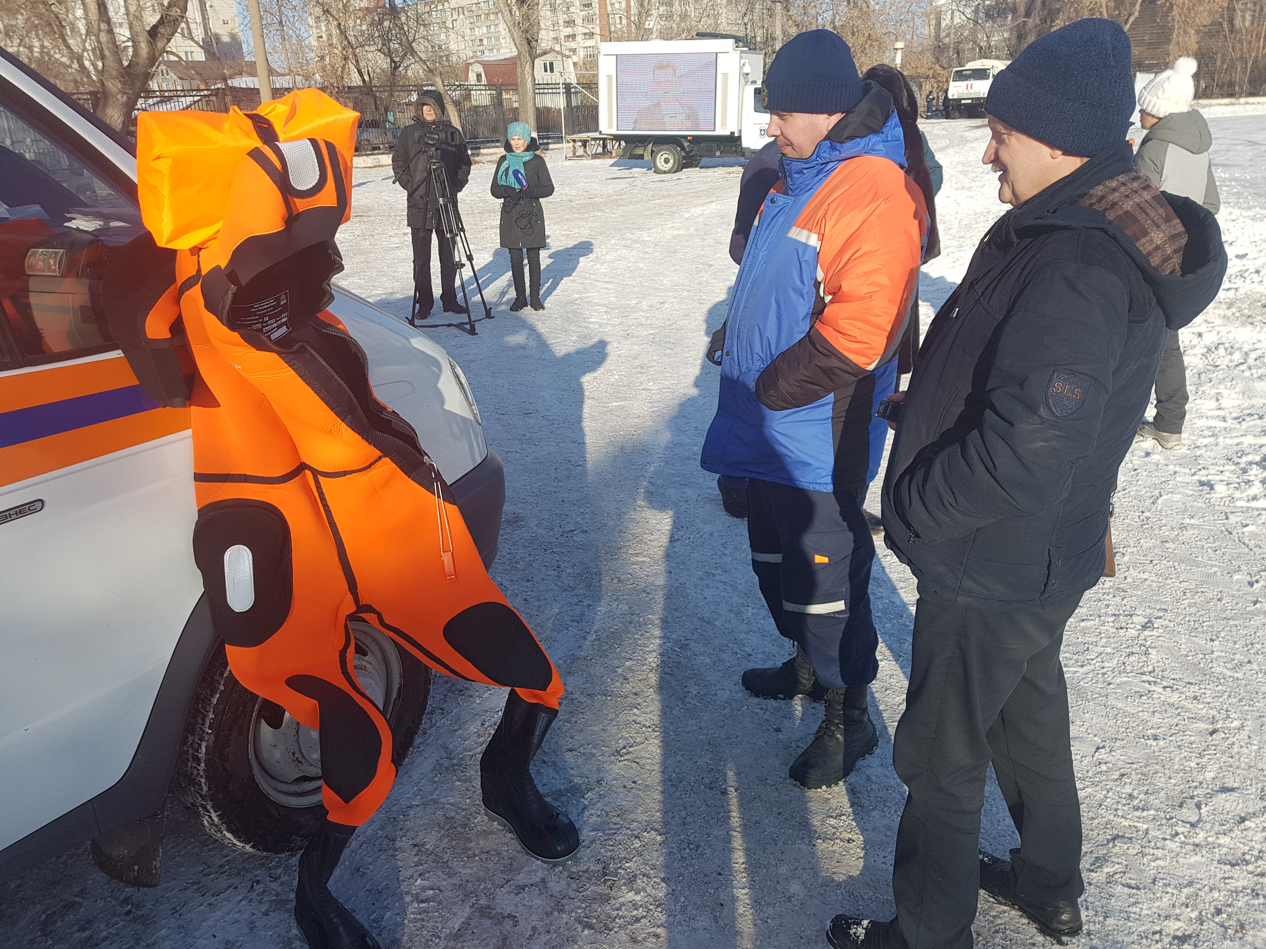 Фигурное спасение: курганские спасатели учили школьников и студентов помогать утопающим на катке