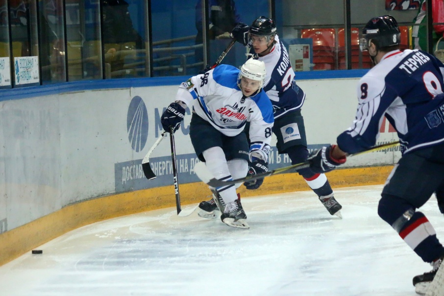 Хоккейный клуб «Зауралье» выиграл у красноярского «Сокола» со счетом 3:1