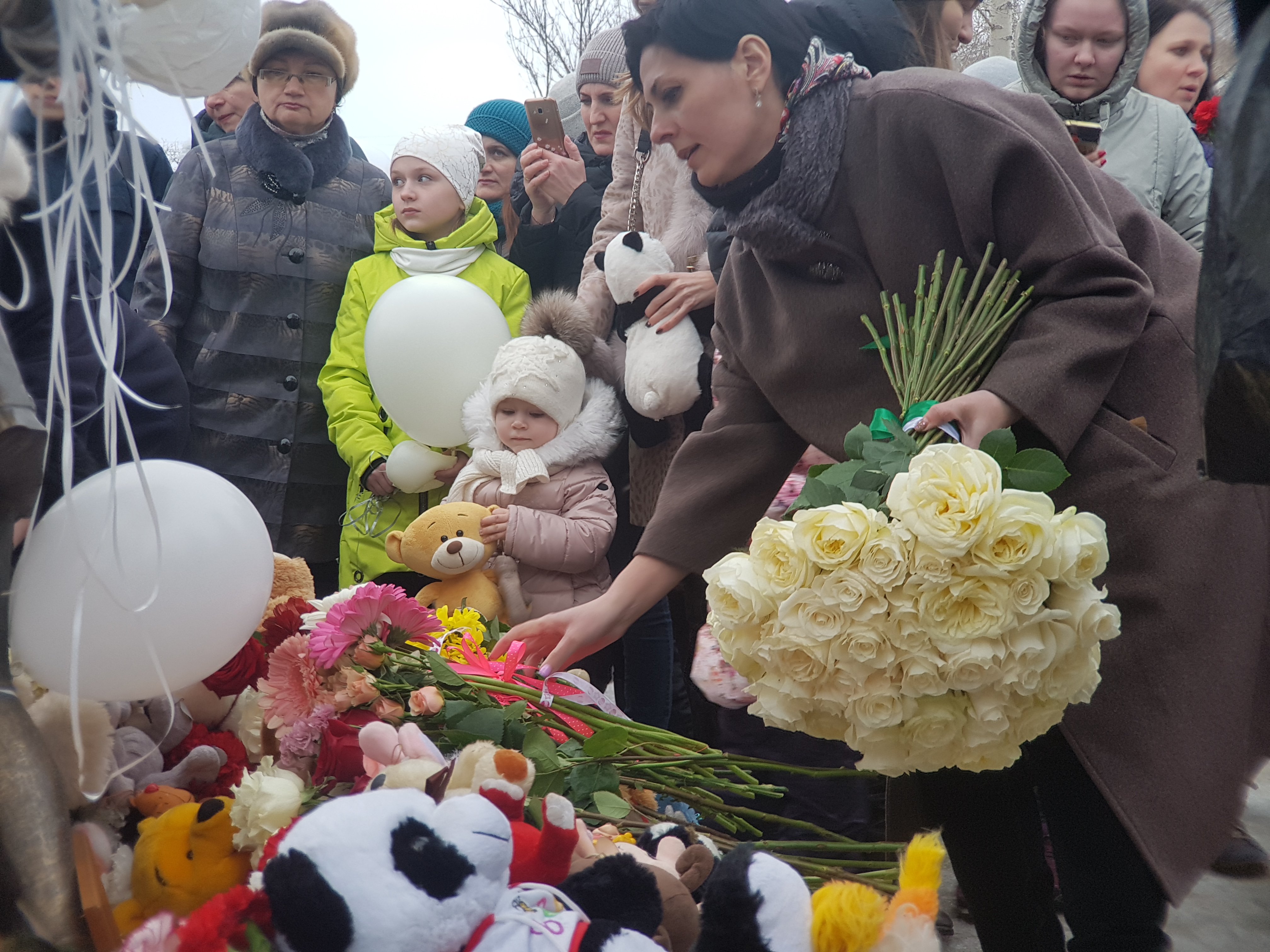 «Так проще пережить»: курганцы пришли в Детский парк на траурную акцию памяти жертв пожара в Кемерово