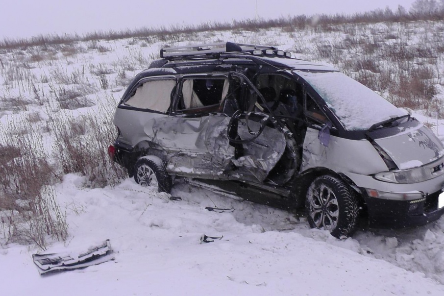 В условиях снегопада: в Катайском районе легковушка на встречке въехала в грузовик