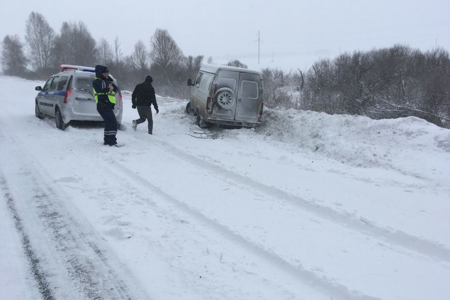 За утро 19 марта на трассе Курган — Тюмень сдуло в кювет один автобус и два автомобиля