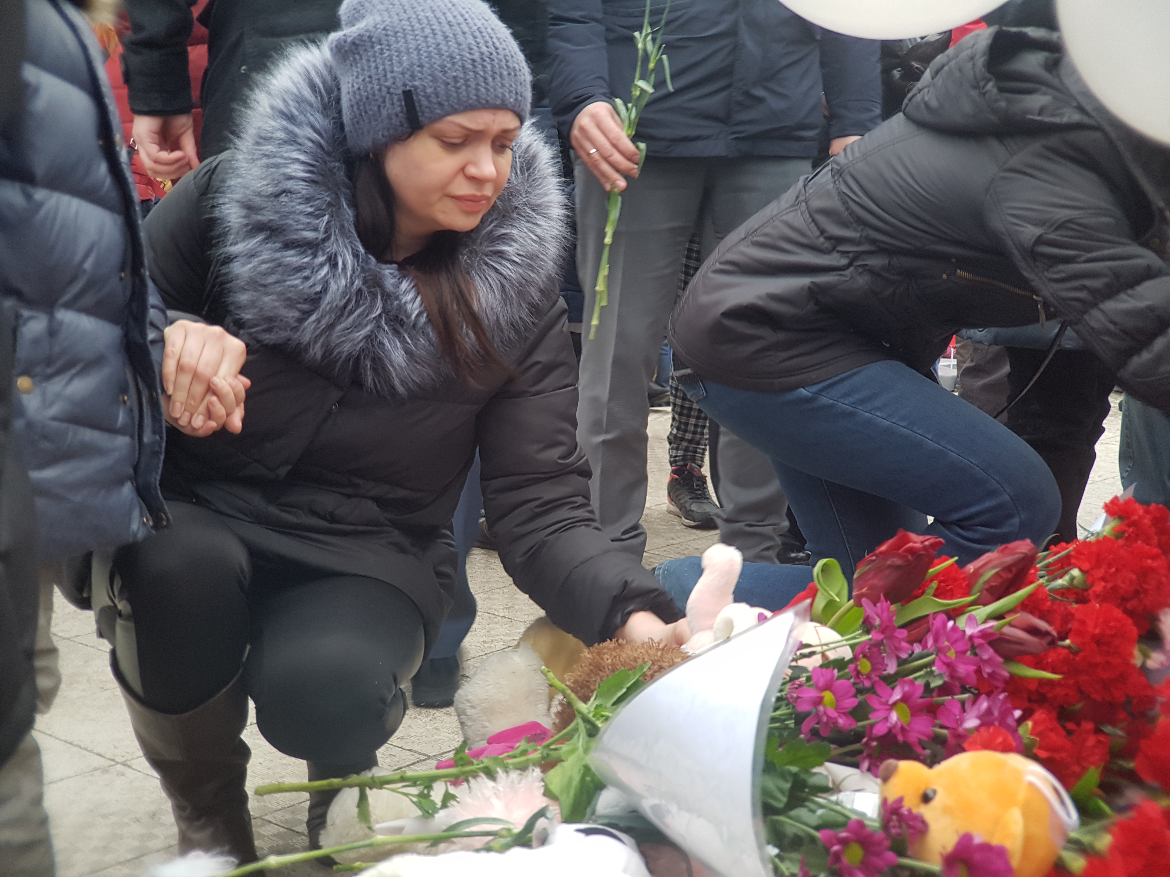 «Так проще пережить»: курганцы пришли в Детский парк на траурную акцию памяти жертв пожара в Кемерово