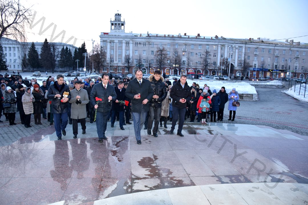 В городском саду Кургана зажгли свечи в память о погибших в Кемерово