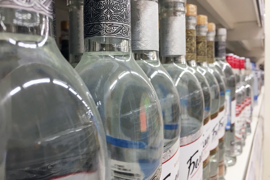 Полиция Кургана изъяла со склада поддельный алкоголь и сигареты на миллион рублей