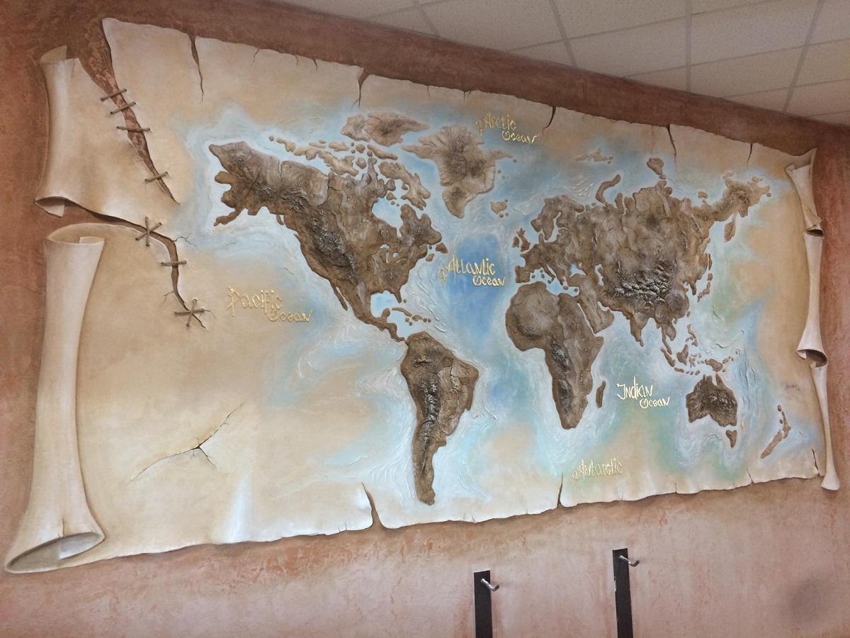 «В жизни людям не хватает сказки»: художник-оформитель Игорь Атрошенко рисует замки штукатуркой