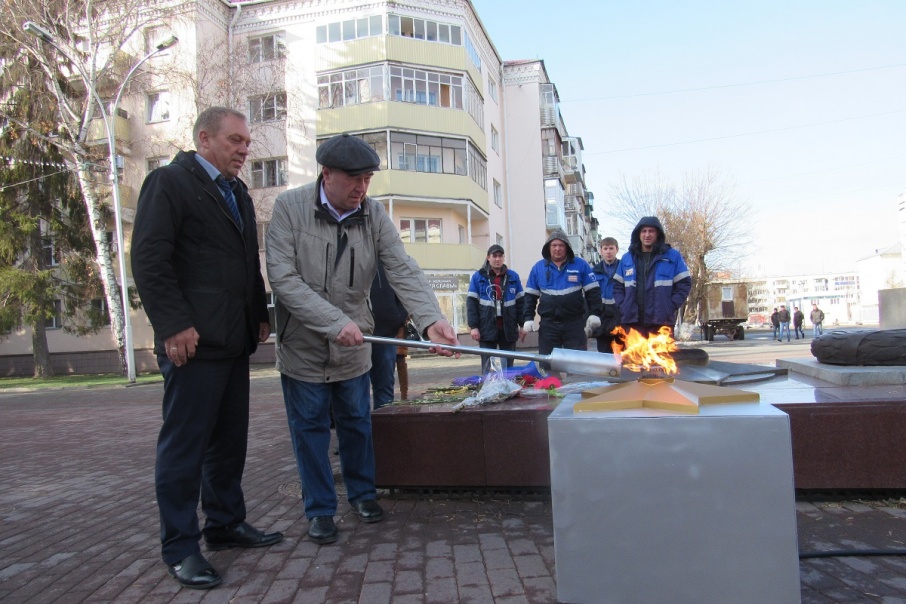 В Кургане погасили Вечный огонь, чтобы почистить его перед Днём Победы