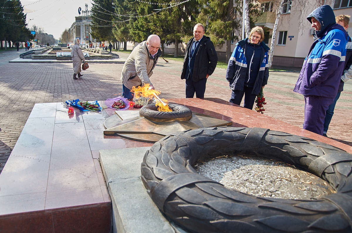 В Кургане погасили Вечный огонь, чтобы почистить его перед Днём Победы