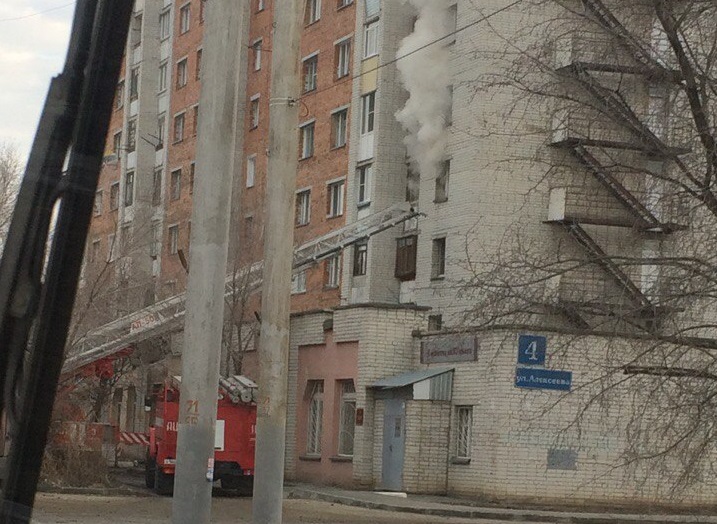 «Предварительная причина — неосторожность при курении»: в девятиэтажке в Заозерном произошел пожар