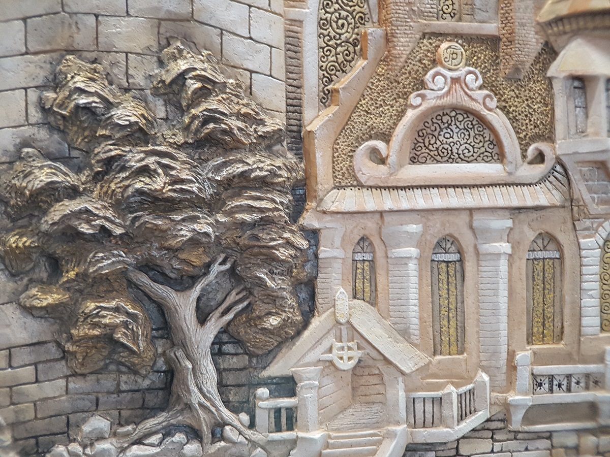 «В жизни людям не хватает сказки»: художник-оформитель Игорь Атрошенко рисует замки штукатуркой