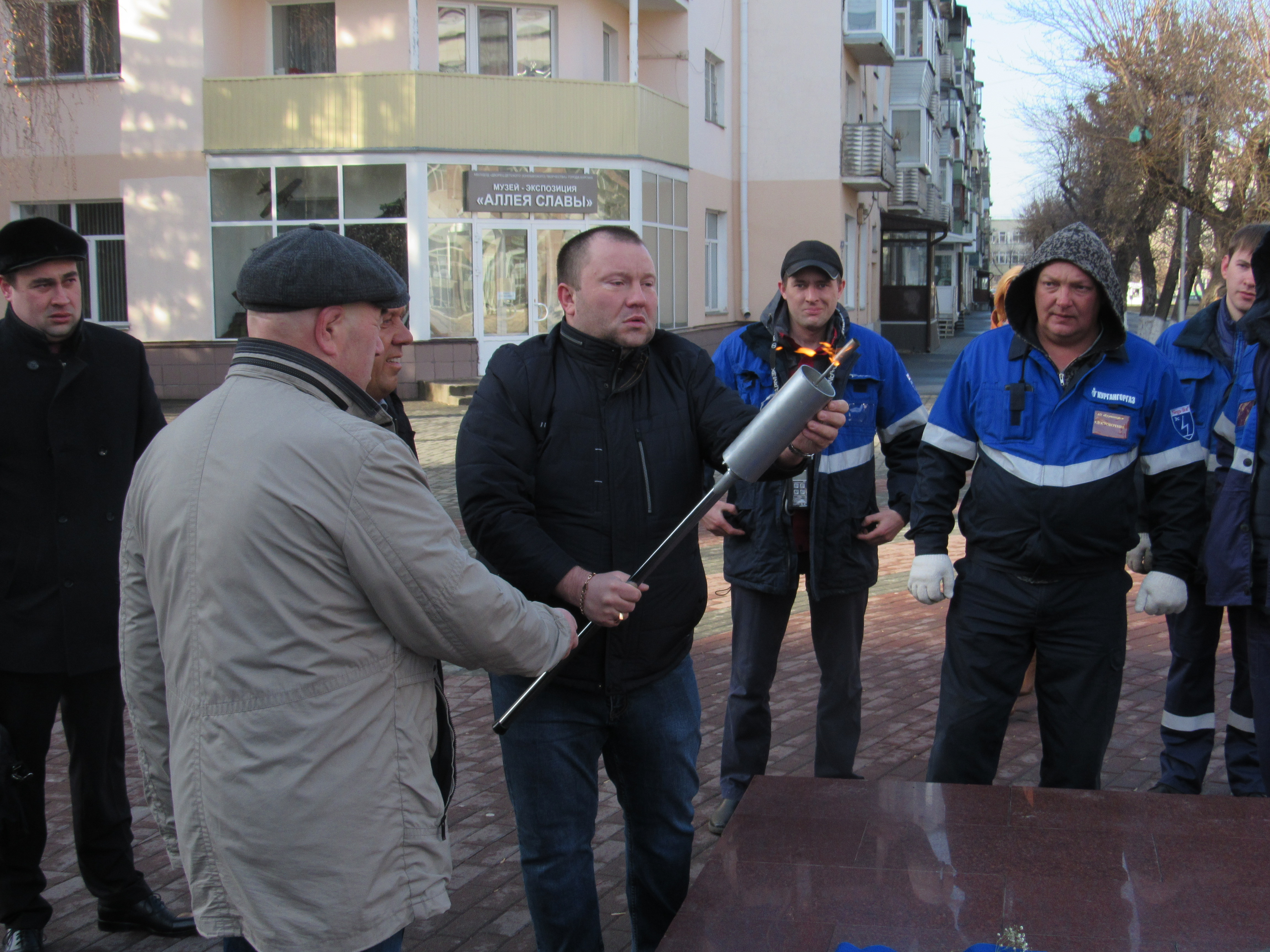 В Кургане погасили Вечный огонь, чтобы почистить его перед Днём Победы