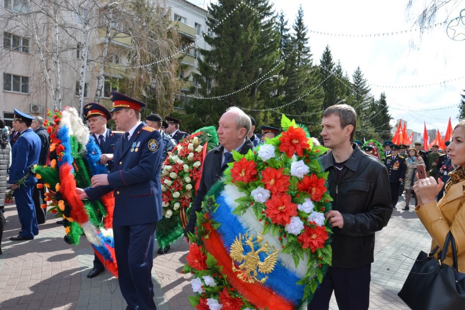 Под звуки военного оркестра: зауральцы возложили цветы к стеле героям СССР