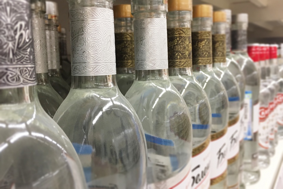Зауральские полицейские уничтожат больше 6000 бутылок алкоголя, изъятых у «коллекционера»
